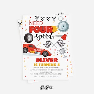 Puede incluir: Una invitaci&oacute;n de cumplea&ntilde;os roja y blanca para un ni&ntilde;o que cumple cuatro a&ntilde;os. La invitaci&oacute;n presenta un coche de carreras rojo, banderas a cuadros, un trofeo y un cron&oacute;metro. El texto de la invitaci&oacute;n dice "Need Four Speed" y "Oliver cumple 4 a&ntilde;os".
