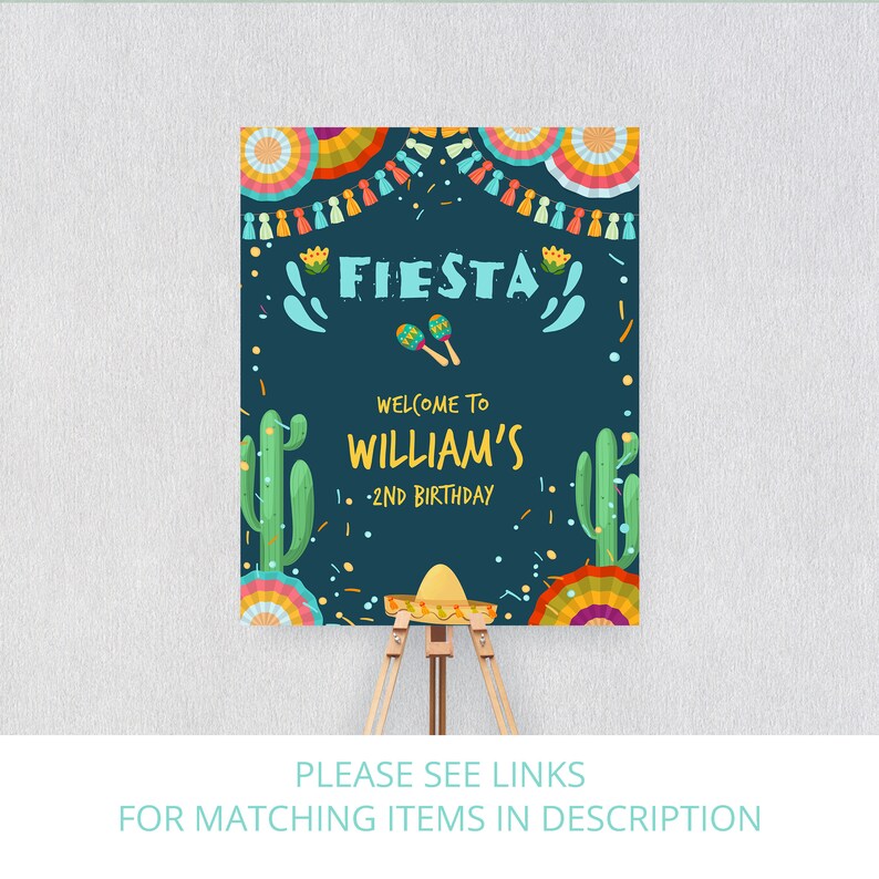 K&ouml;nnte beinhalten: Ein blaues und wei&szlig;es Willkommenszeichen f&uuml;r eine Fiesta-Motto-Geburtstagsparty. Das Schild sagt "Fiesta" und "Willkommen zu Williams 2. Geburtstag". Das Schild ist mit bunten Papierdekorationen, Kakteen und Maracas verziert.