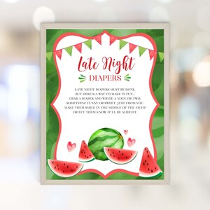 Könnte beinhalten: Ein druckbares Schild mit Wassermelonen-Motiv für eine Late-Night-Windelparty. Das Schild lautet "Late Night Diapers" und enthält den Text "Late Night Diapers müssen gemacht werden, aber hier ist ein Weg, um es zum Spaß zu machen... Nimm eine Windel und schreibe eine Notiz oder zwei. Etwas Lustiges oder Süßes, nur von dir. Bringe sie zum Lächeln mitten in der Nacht oder lass sie wissen, dass alles in Ordnung sein wird."