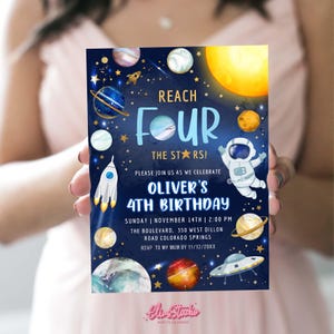 Peut inclure: Une invitation d'anniversaire sur le th&egrave;me de l'espace, de couleur bleue et dor&eacute;e, avec des plan&egrave;tes, des &eacute;toiles, une fus&eacute;e et un astronaute. Le texte indique "Reach Four The Stars!" et "Oliver's 4th Birthday".