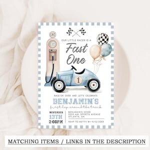 Op de afbeelding: Een lichtblauwe uitnodiging met racewagenthema met de tekst "Our Little Racer is a Fast One". De uitnodiging bevat een illustratie van een benzinepomp, ballonnen en details voor Benjamins eerste verjaardag.