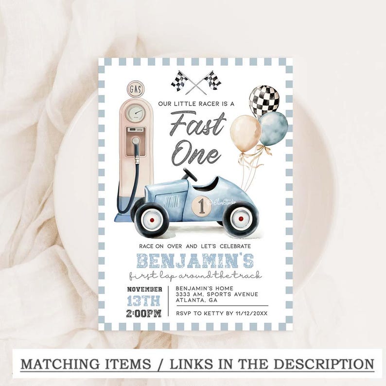 Op de afbeelding: Een lichtblauwe uitnodiging met racewagenthema met de tekst "Our Little Racer is a Fast One". De uitnodiging bevat een illustratie van een benzinepomp, ballonnen en details voor Benjamins eerste verjaardag.