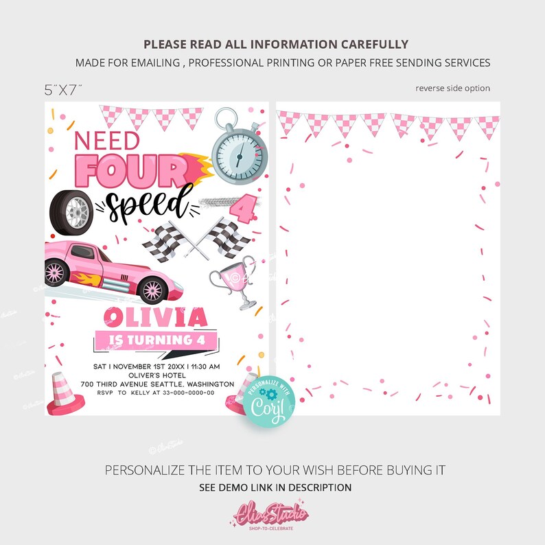 Puede incluir: Invitaci&oacute;n de cumplea&ntilde;os rosa y blanca con un coche de carreras rosa, banderas a cuadros, un trofeo y el texto "Need Four Speed" y "Olivia cumple 4 a&ntilde;os".