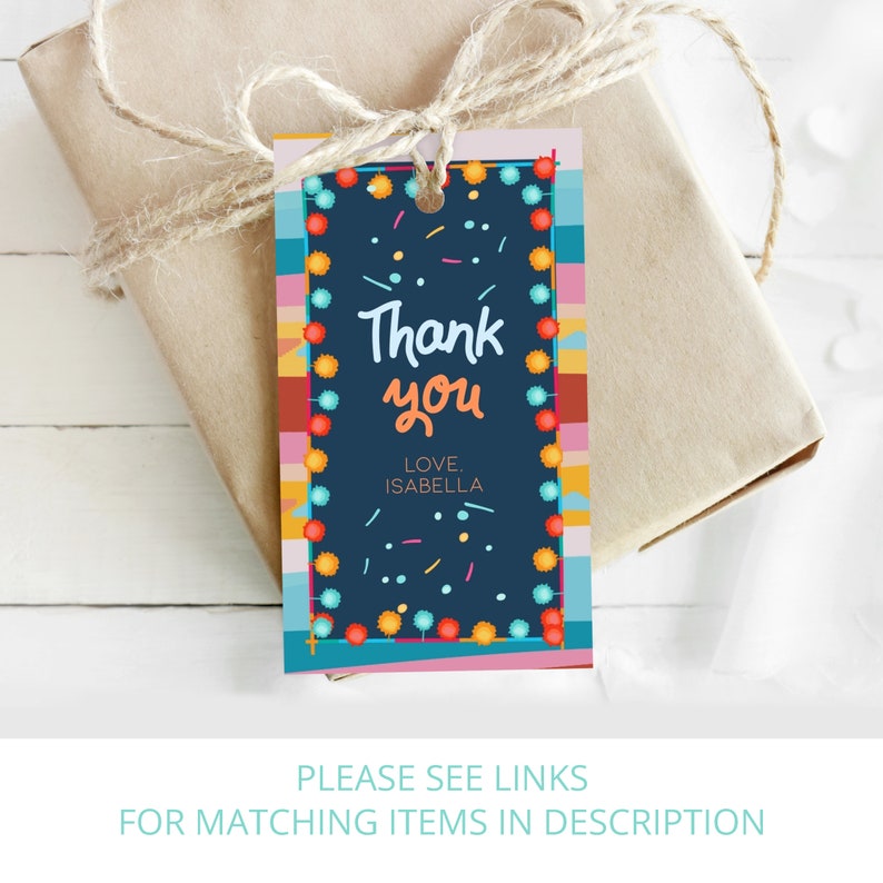 K&ouml;nnte beinhalten: Ein farbenfrohes Dankesch&ouml;n-Geschenk-Etikett mit blauem Hintergrund, wei&szlig;em Rand und einer Lichterkette aus bunten Lichtern. Der Text "Danke" ist in Orange geschrieben und der Text "Liebe, Isabella" ist in Schwarz geschrieben.