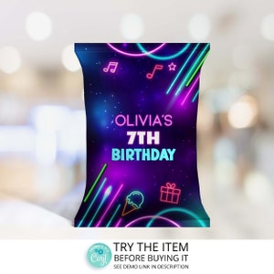 Puede incluir: Un diseño de bolsa de regalo para imprimir con un gráfico de color neón con el texto "Olivia's 7th Birthday". El diseño incluye notas musicales, una estrella, una caja de regalo y un cono de helado.