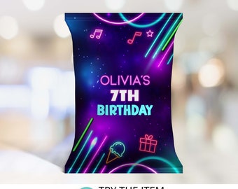 Puede incluir: Un diseño de bolsa de regalo para imprimir con un gráfico de color neón con el texto "Olivia's 7th Birthday". El diseño incluye notas musicales, una estrella, una caja de regalo y un cono de helado.