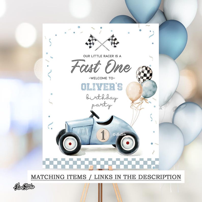 Op de afbeelding: Een lichtblauw raceauto-verjaardagsfeestbord met de tekst "Our Little Racer is a Fast One - Welcome to Oliver's birthday party". Het bord heeft een geblokt vlagontwerp en is versierd met ballonnen.