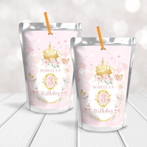 Puede incluir: Dos bolsas de jugo rosa y dorado con un castillo, globos, mariposas y flores. El texto en las bolsas dice "Isabella's 3rd Birthday".