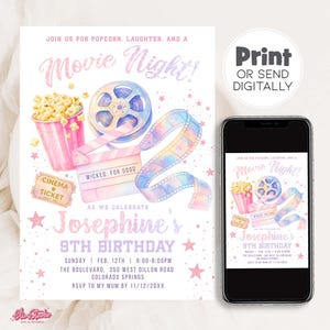 Peut inclure: Une invitation d'anniversaire sur le thème du cinéma avec des illustrations de pop-corn, d'une bobine de film, d'une pellicule et d'un clap de cinéma. L'invitation comprend le texte "Movie Night !" et "9e anniversaire de Joséphine".
