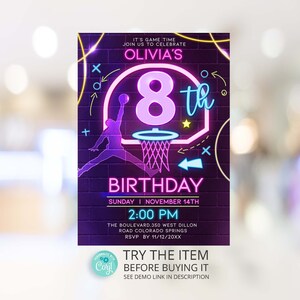以下が含まれることがあります： ネオンピンクとブルーのバスケットボールをテーマにした誕生日招待状。招待状には、「ゲームの時間です。オリビアの8歳の誕生日をお祝いしましょう」と書かれています。招待状には、パーティーの日時と場所も記載されています。