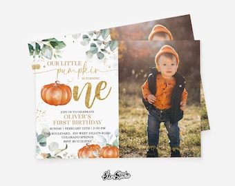 Può includere: Un invito per il primo compleanno a tema zucca. L'invito presenta un'illustrazione ad acquerello di una zucca con accenti di glitter dorati. Il testo recita "La nostra piccola zucca compie un anno".