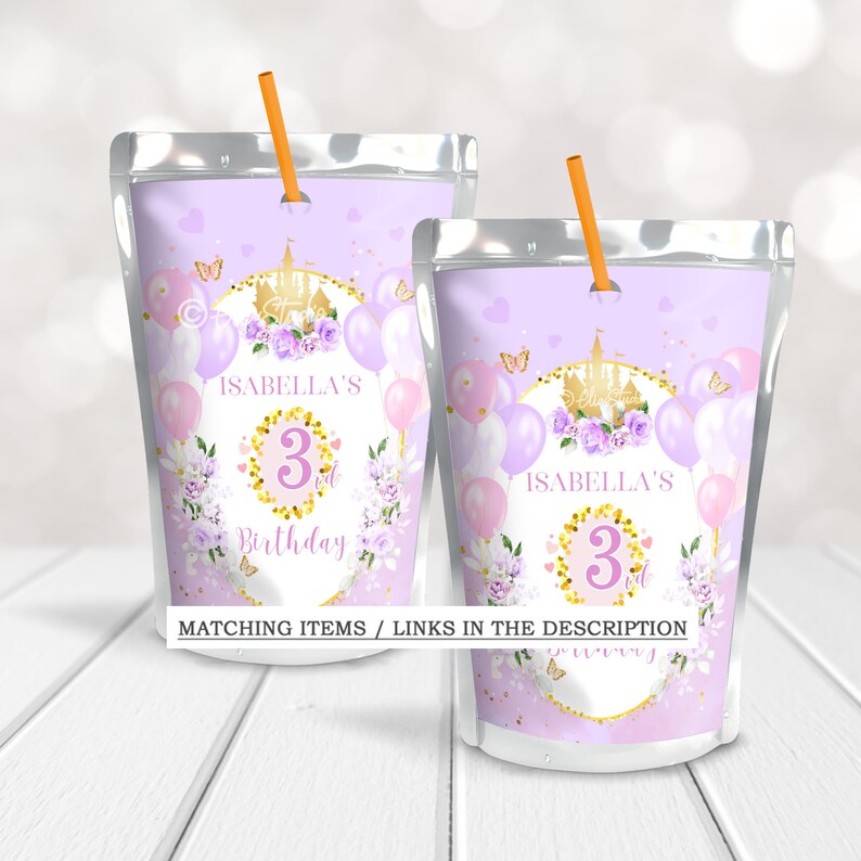 Op de afbeelding: Paarse en roze sapbox-etiketten met een gouden kasteel, bloemen, vlinders en ballonnen. De tekst luidt "Isabella's 3rd Birthday".