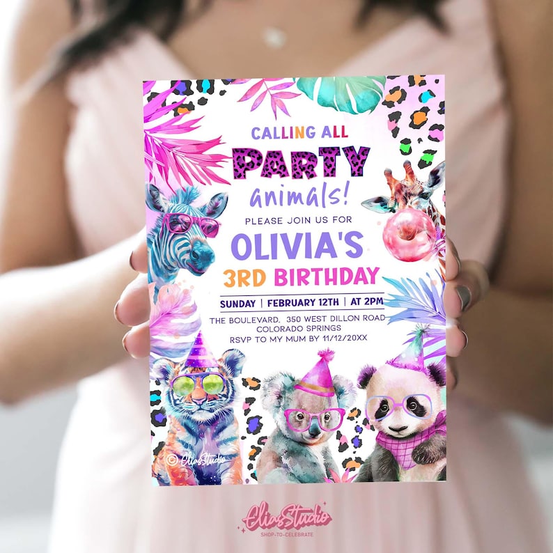 Puede incluir: Una invitaci&oacute;n de fiesta colorida con un tema de animales de la jungla. La invitaci&oacute;n presenta una cebra, un tigre, un koala y un panda con gafas de sol y sombreros de fiesta. El texto dice "Calling all party animals! Please join us for Olivia's 3rd Birthday. Sunday, February 12th at 2pm. The Boulevard, 350 West Dillon Road, Colorado Springs. RSVP to my mum by 11/12/20XX."