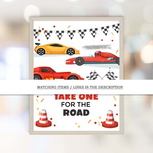 Puede incluir: Un cartel imprimible con un tema de coches de carreras rojo, amarillo y negro. El cartel dice "Toma uno para el camino" y tiene dos conos de tr&aacute;fico naranja a cada lado del texto.