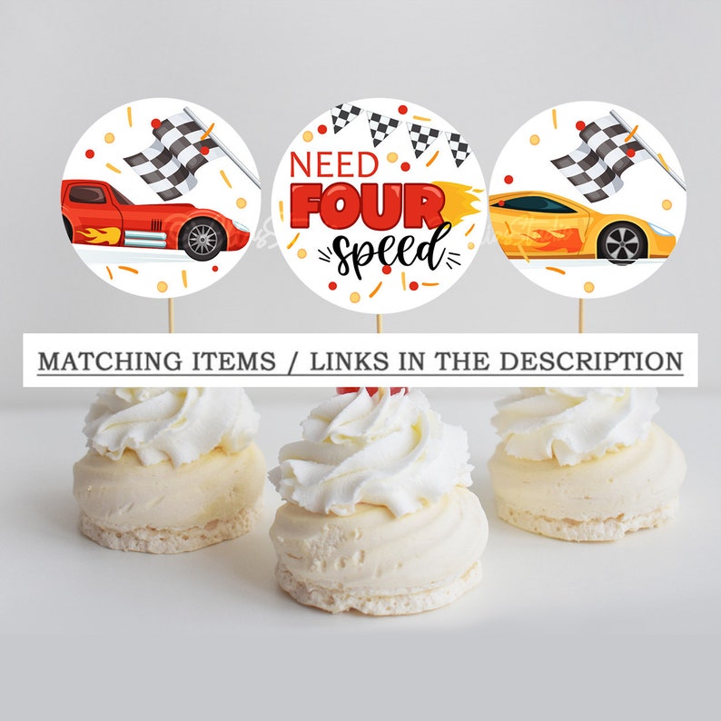 K&ouml;nnte beinhalten: Drei runde Cupcake-Topper mit Rennauto-Motiv. Die Topper zeigen ein rotes und gelbes Rennauto, eine karierte Flagge und den Text "Need Four Speed".