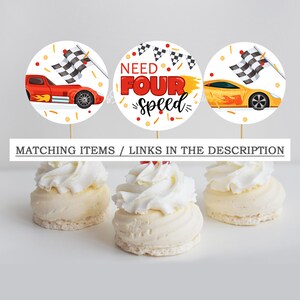 Puede incluir: Tres toppers redondos para cupcakes con tem&aacute;tica de carreras de coches. Los toppers presentan un coche de carreras rojo y amarillo, una bandera a cuadros y el texto "Need Four Speed".