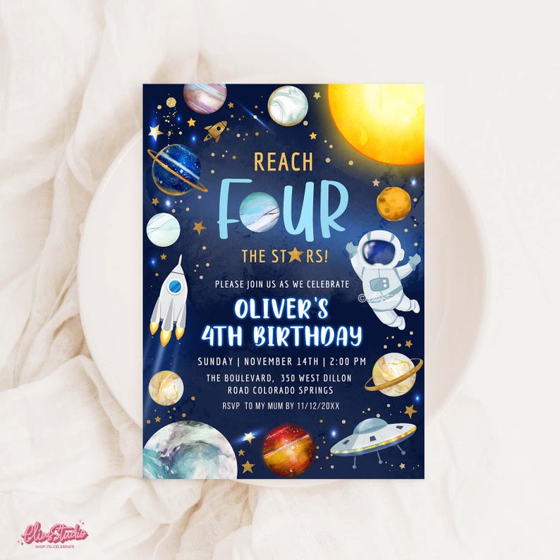 Peut inclure: Une invitation d'anniversaire sur le th&egrave;me de l'espace bleu et or pour un 4&egrave;me anniversaire. L'invitation repr&eacute;sente des plan&egrave;tes, des &eacute;toiles, une fus&eacute;e, un astronaute et un OVNI. Le texte sur l'invitation indique "Reach Four The Stars!" et "Oliver's 4th Birthday".