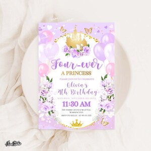 Op de afbeelding: Paarse en gouden verjaardagsuitnodiging met een kasteel, vlinders en ballonnen. De tekst luidt "Four-ever A Princess Olivia's 4th Birthday Saturday, November 18th 20XX 11:30 AM 700 Third Avenue Seattle, Washington RSVP to Kelly at 00.111.222"