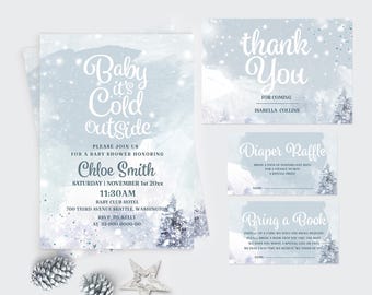 Può includere: Set di inviti per baby shower a tema invernale. L'invito principale recita "Baby it's Cold Outside" con i dettagli dell'evento. Include biglietti di ringraziamento, lotteria pannolini e biglietti porta un libro. Presenta un design di foresta innevata.