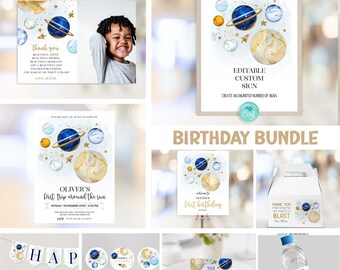 Può includere: Un set per feste di compleanno a tema spaziale. Il set include un cartello, inviti, topper per cupcake, etichette per bottiglie d'acqua, scatole regalo e uno striscione. I colori sono blu, oro e bianco. Il testo sul cartello dice "Cartello Personalizzabile Modificabile". Il testo sugli inviti dice "Il Primo Viaggio di Oliver Attorno al Sole". Il testo sullo striscione dice "Buon Compleanno".