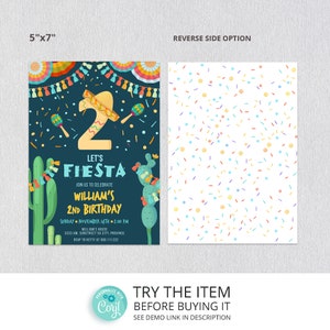 K&ouml;nnte beinhalten: Eine druckbare Einladung zu einer zweiten Geburtstagsfeier mit Fiesta-Thema, die 12,7 cm x 17,8 cm misst. Die Einladung zeigt einen blauen Hintergrund mit einer gro&szlig;en Zahl 2, einem Sombrero, Maracas und Kakteen. Der Text auf der Einladung lautet "Let's Fiesta" und "William's 2nd Birthday".