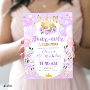 Op de afbeelding: Paarse en roze verjaardagsuitnodiging met een gouden kasteel, ballonnen en bloemen. De tekst luidt "Four-ever a Princess, Olivia's 24th Birthday, Saturday, November 18th 20XX, 11:30 AM, 700 Third Avenue Seattle, Washington, RSVP to Kelly at 00.111.222".