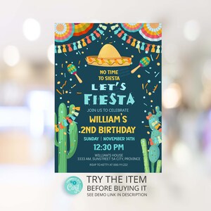 Op de afbeelding: Een feestelijke uitnodiging voor een verjaardagsfeestje met een donkerblauwe achtergrond. Het ontwerp bevat een sombrero, maracas en de woorden "Let's Fiesta". De uitnodiging bevat ook de tekst "Join us to celebrate William's 2nd Birthday."