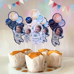 Primo viaggio intorno al sole Toppers per cupcake personalizzati Toppers per cupcake di compleanno spaziali Toppers per cupcake con foto Cupcake con foto astronauta AA2