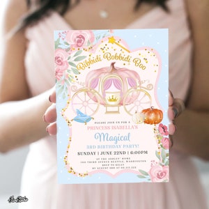 Op de afbeelding: Een lichtblauwe en roze uitnodiging met een pompoenkoets, een toverstaf en de tekst "Bibbidi Bobbidi Boo" voor een prinsessenverjaardagsfeestje voor de 3e verjaardag. De uitnodiging bevat de datum, tijd en locatie van het feest.