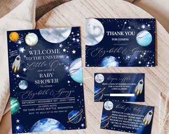 Op de afbeelding: Een blauwe en gouden babyshower-uitnodiging met een ruimtethema. De uitnodiging bevat planeten, sterren en een raket. De tekst op de uitnodiging luidt "Welkom in het universum Kleine." De uitnodiging bevat ook de datum, tijd en locatie van de babyshower.