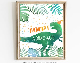Könnte beinhalten: Ein druckbares Schild mit einem grünen Dinosaurier, der einen Partyhut trägt, und dem Text "Adoptiere einen Dinosaurier!" umgeben von tropischen Blättern und Konfetti.