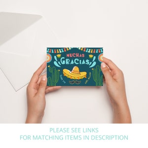 K&ouml;nnte beinhalten: Eine blaue Dankeskarte mit einer bunten Illustration eines Sombreros, Kakteen und dem Text "Muchas Gracias".