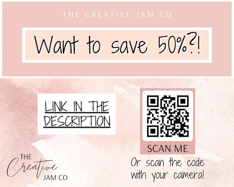 Op de afbeelding: Een roze en witte afbeelding met de tekst "Want to save 50%?!" en "LINK IN THE DESCRIPTION". Een QR-code met de tekst "SCAN ME" en "Or scan the code with your camera!" is ook inbegrepen.