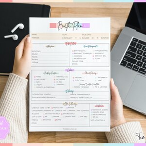 Op de afbeelding: Een afdrukbare checklist voor een geboorteplan met secties voor de bevalling, de bevalling en de periode na de bevalling. De checklist bevat opties voor pijnmanagement, bevallingsposities en voorkeuren voor medische interventies.