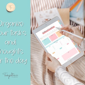 Puede incluir: Un planificador digital en una tableta con el t&iacute;tulo "Getting it Together" y un dise&ntilde;o colorido. El planificador tiene secciones para tareas, notas y un horario diario.