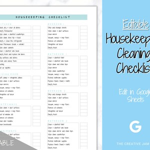 Op de afbeelding: Een afdrukbare schoonmaakchecklist met een lichtblauwe achtergrond en een witte rand. De checklist is onderverdeeld in secties voor verschillende kamers, waaronder de keuken, slaapkamer, badkamer, woonkamer, entrees en trappen. Elke sectie somt taken op die moeten worden uitgevoerd, zoals het afstoffen van oppervlakken, stofzuigen en het legen van de prullenbak.