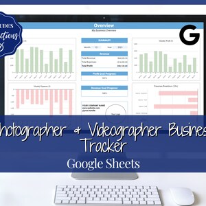 以下が含まれることがあります： 写真家とビデオグラファーのビジネスの概要を示すGoogleスプレッドシートのコンピューター画面。スプレッドシートには、月ごとの利益、費用、収益を示すグラフとチャートが含まれています。スプレッドシートには、2021年の総収益、費用、利益の要約も含まれています。