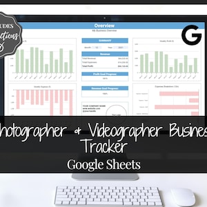 以下が含まれることがあります： Googleスプレッドシートのスプレッドシートが表示されたコンピューター画面。緑と白の棒グラフ、ピンクの棒グラフ、サマリーテーブルが表示されています。スプレッドシートのタイトルは「Photographer & Videographer Business Tracker」です。