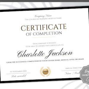 Può includere: Un certificato di completamento in bianco e nero con accenti dorati. Il certificato è per Charlotte Jackson, datato 1 settembre 2021. Il nome dell'azienda e il nome del corso non sono visibili.