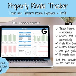 Op de afbeelding: Een laptopcomputer die een Google Sheets-spreadsheet weergeeft met een groen-wit kleurenschema. De spreadsheet heeft de titel "Property Rental Tracker" en bevat grafieken en diagrammen om inkomsten, uitgaven en winst bij te houden. De tekst "Edit in Google Sheets" wordt op het scherm weergegeven. De laptop staat op een houten tafel met een blauw-wit vinkje-icoon waarop "Includes Instructions" staat.