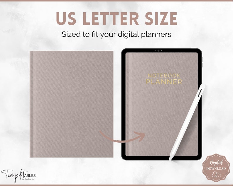 Op de afbeelding: Een digitale planner mockup op een tablet met een witte stylus. De tablet ligt op een wit marmeren oppervlak. De plannerhoes is lichtbruin van kleur met de tekst "Notebook Planner" in gouden letters.