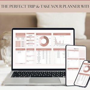 Pu&ograve; includere: Un computer portatile con un planner di viaggio aperto sullo schermo. Il planner include grafici, tabelle e liste di controllo. Sono anche mostrati un tablet e uno smartphone con app di pianificazione di viaggio simili. Il testo sullo schermo recita "Plan the Perfect Trip & Take Your Planner With You".