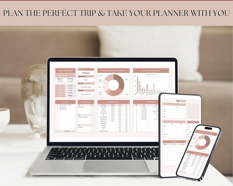 Pu&ograve; includere: Un computer portatile con un planner di viaggio aperto sullo schermo. Il planner include grafici, tabelle e liste di controllo. Sono anche mostrati un tablet e uno smartphone con app di pianificazione di viaggio simili. Il testo sullo schermo recita "Plan the Perfect Trip & Take Your Planner With You".