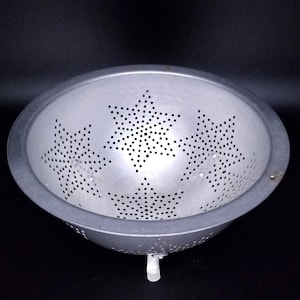 Mid Century Pierced Aluminum Star Pattern Colander with 3 Legs|Kitchen Utensil Vintage Cookware|Farmhouse Kitchen Decor|Country Living|Home