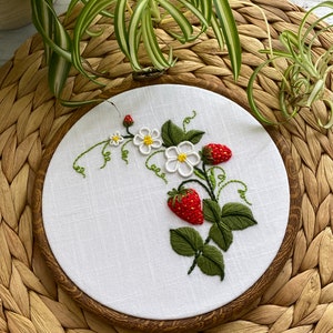 Embroidered hoop,Strawberry embroidery,Home decor,wall hanging,kitchen decor,Decorative hoop