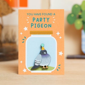 Party Taube Pin oder Magnet - Geburtstagsgeschenk - Tauben Tier Lustiges Abzeichen Brosche - Aufmuntern, nur weil Letterbox Geschenk Positivität Pin Niedlich