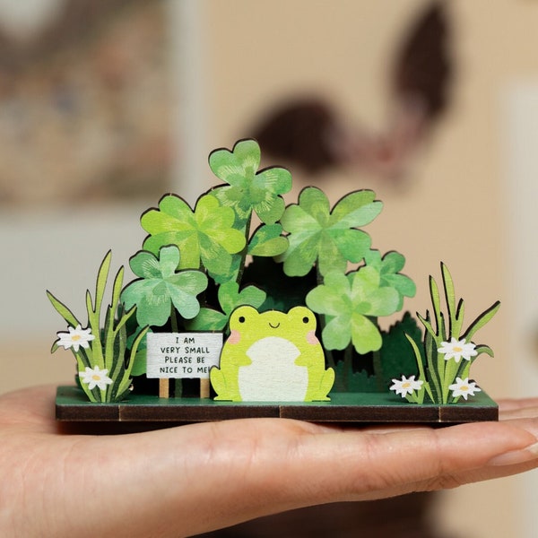 Bitte seien Sie nett zu mir, ich bin sehr kleiner Frosch, Schreibtischbegleiter, niedlicher Mitarbeiter, Geschenk, Kröte, Schreibtischspielzeug, Miniatur, Mini, Bester Freund, Cottagecore