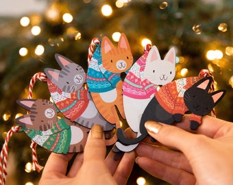 Hängende Weihnachtskatzen-Dekoration – Weihnachtskugel – handgefertigte süße Kawaii-Kätzchen – 2022 Holz-Tierbaum-Katzenornament, individueller Weihnachtspullover