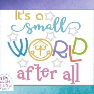 Peut inclure: Un motif de broderie présentant le texte It's a small WORLD after all dans diverses couleurs, notamment or, bleu, violet, vert et rose. La lettre O de WORLD est remplacée par une icône circulaire dorée. Des étoiles argentées sont dispersées.