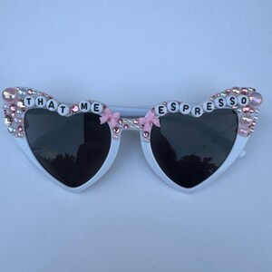 Sabrina Carpenter glasses, short n sweet tour sunglasses, that me espresso glasses, beaded sunglasses, short n sweet concert sunglasses afbeelding 10